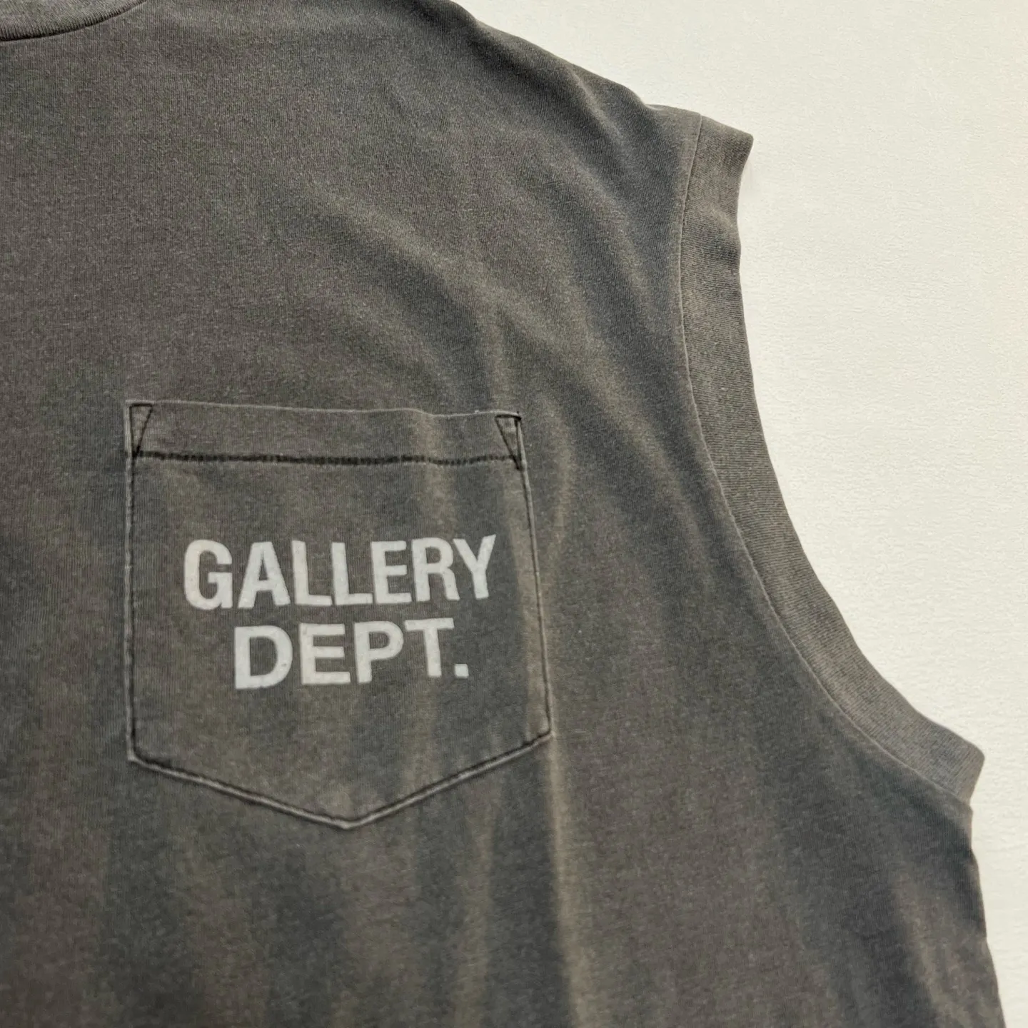 GALLERY DEPT. AUGI SLEEVELESS TEE/VINTAGE BLACK/NAVY/WHT English pocket sleeveless vest TEE Washed black/navy blue/white S-XL Same as the original version Super comfortable summer brushed lightweight material No sense of comfort on the upper body Loose and crisp fit Comfortable and breathable